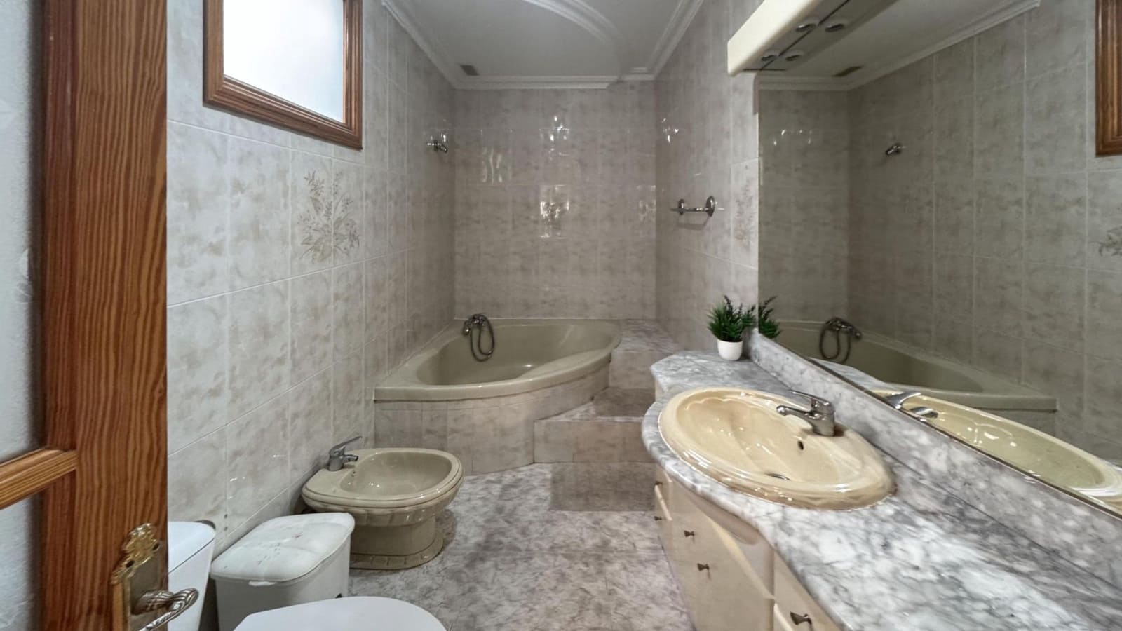 Piso de 4 habitaciones en Arinaga en venta - 230.000 € (Ref: 9447132)