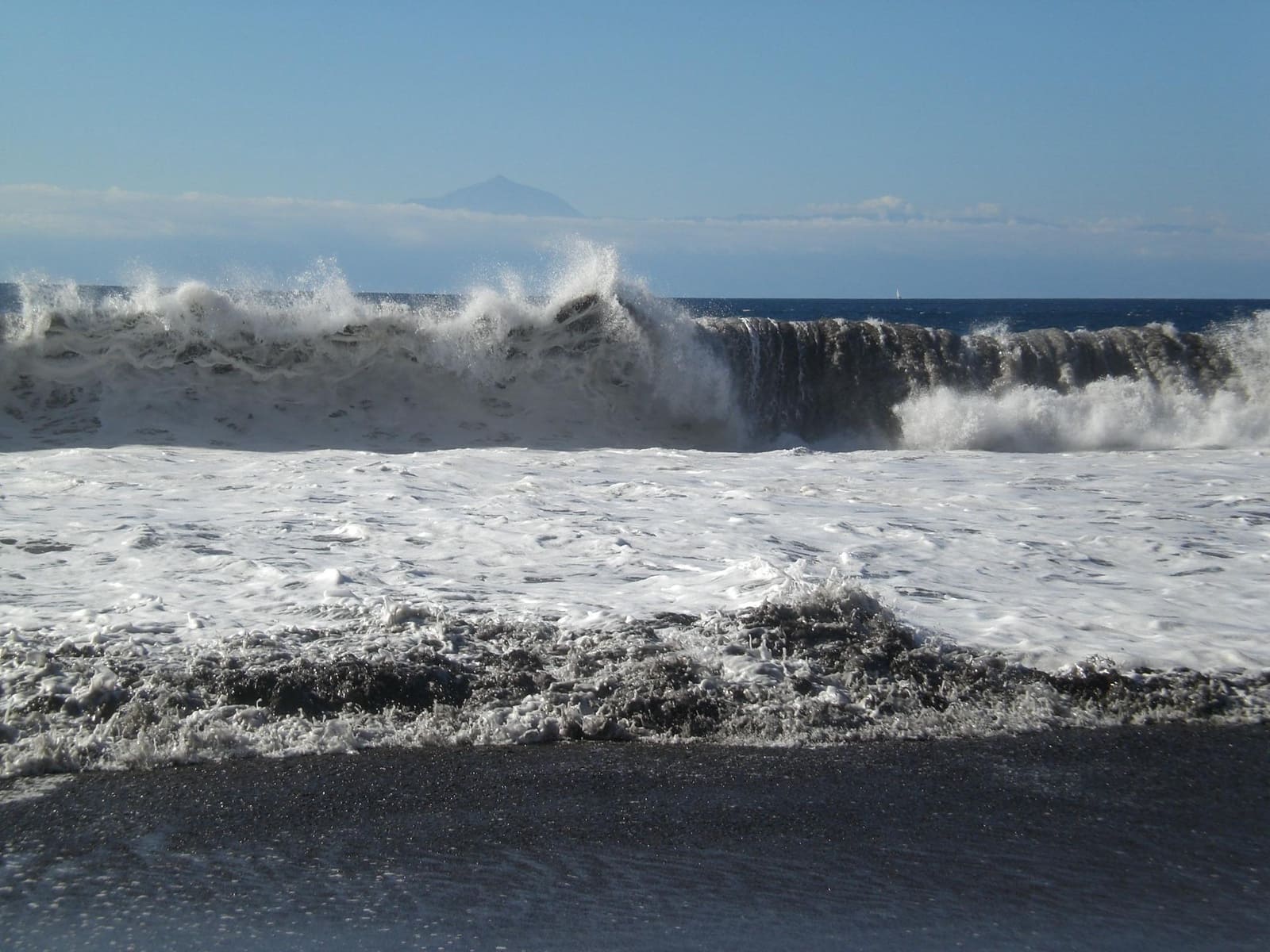 2 bedroom Finca/Country House for sale in La Aldea de San Nicolas with garage - € 900,000 (Ref: 9447146)
