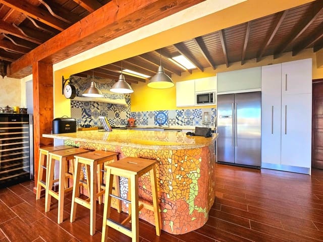 Chalet de 2 habitaciones en Telde en venta con garaje - 295.000 € (Ref: 9447149)