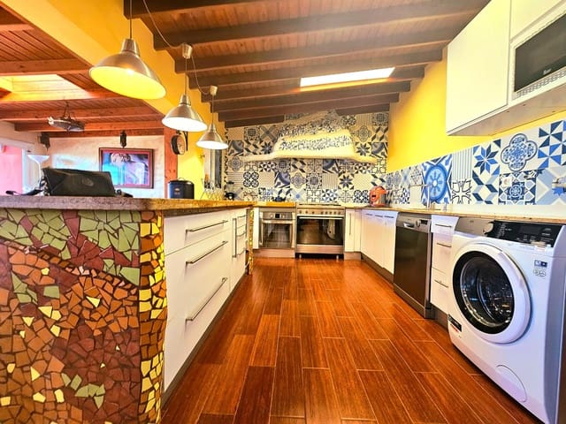 Chalet de 2 habitaciones en Telde en venta con garaje - 295.000 € (Ref: 9447149)