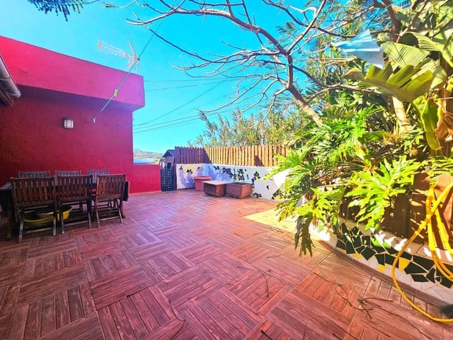 Chalet de 2 habitaciones en Telde en venta con garaje - 295.000 € (Ref: 9447149)