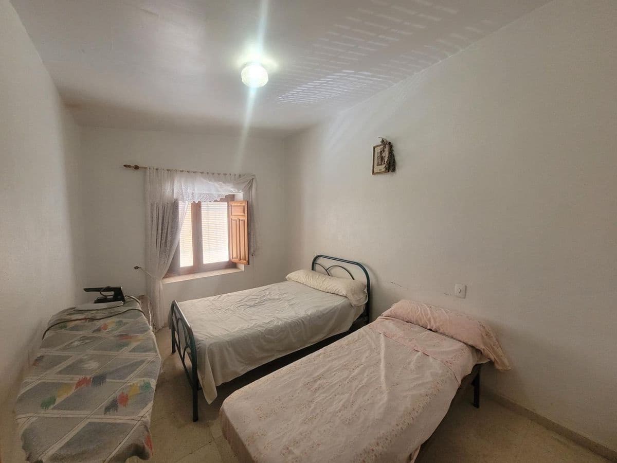 5 bedroom Townhouse for sale in Senes with garage - € 60,000 (Ref: 8392307)