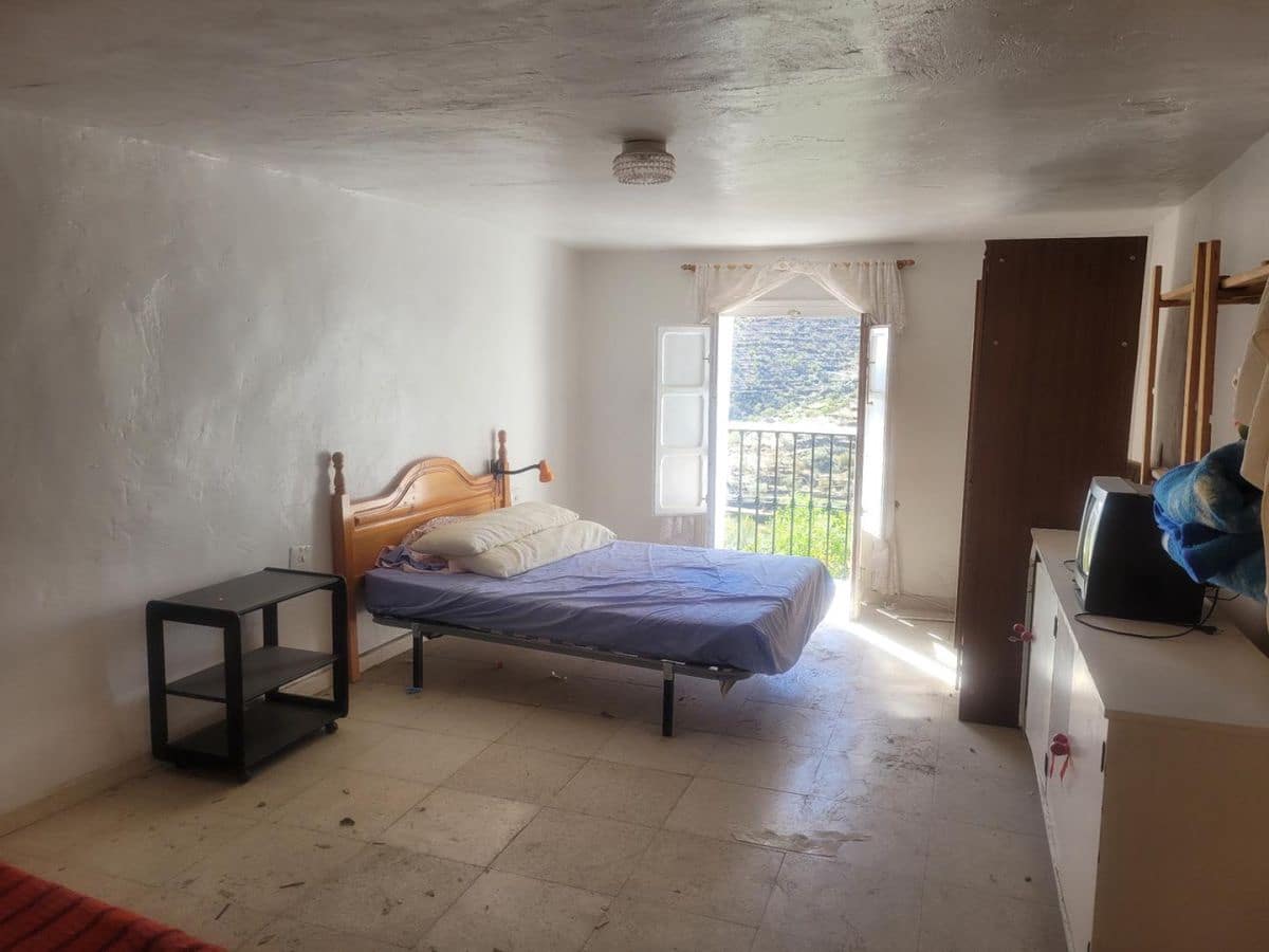 5 bedroom Townhouse for sale in Senes with garage - € 60,000 (Ref: 8392307)