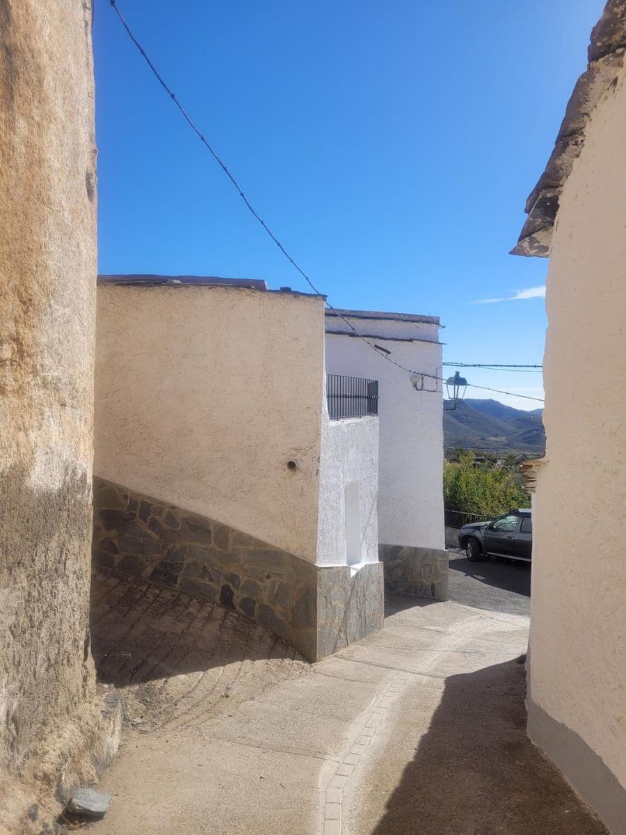 5 bedroom Townhouse for sale in Senes with garage - € 60,000 (Ref: 8392307)