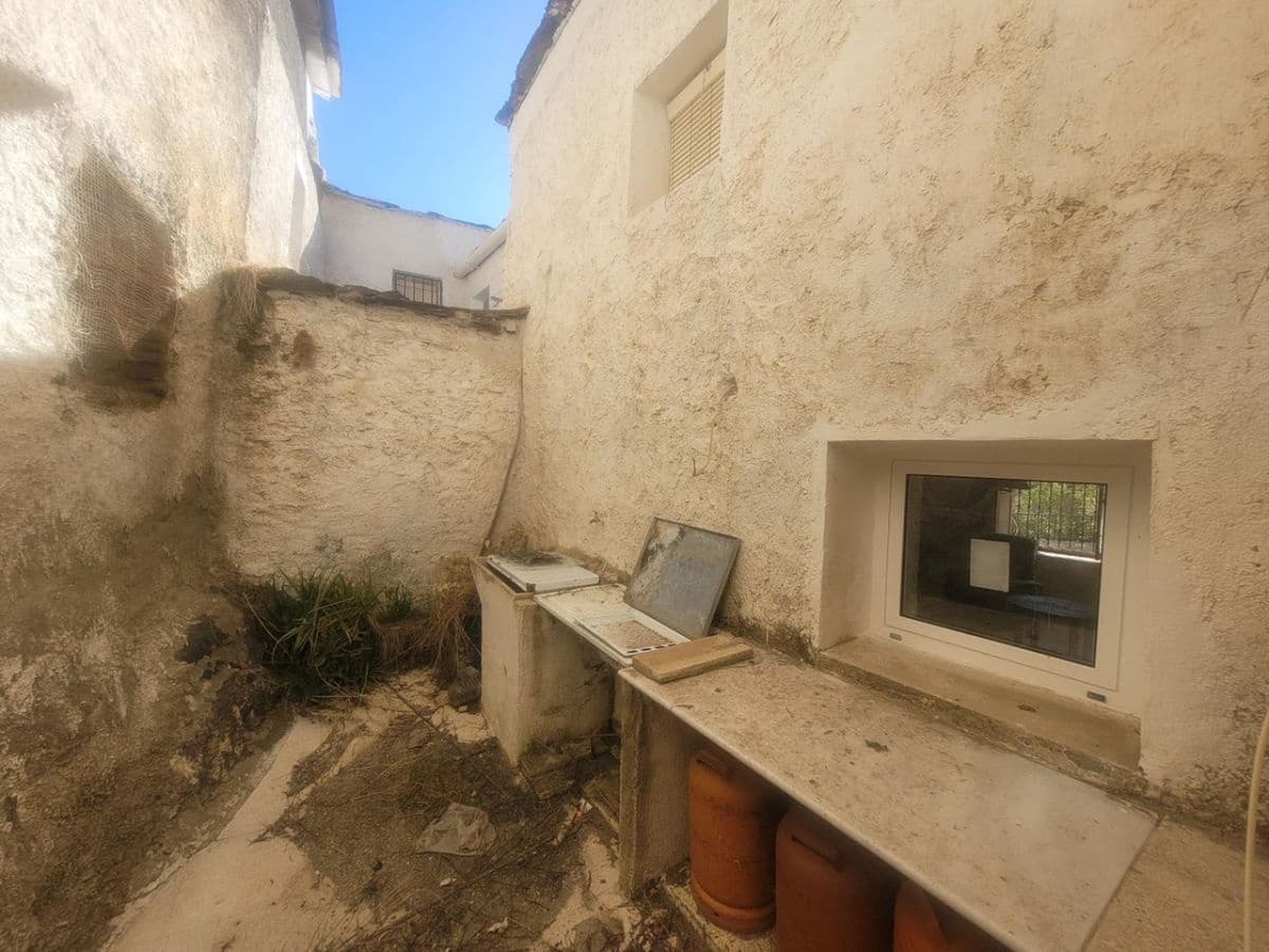 5 bedroom Townhouse for sale in Senes with garage - € 60,000 (Ref: 8392307)