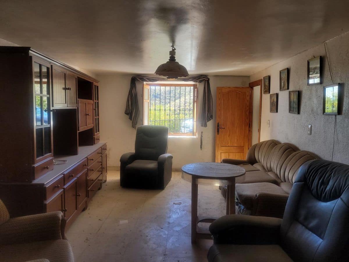 5 bedroom Townhouse for sale in Senes with garage - € 60,000 (Ref: 8392307)