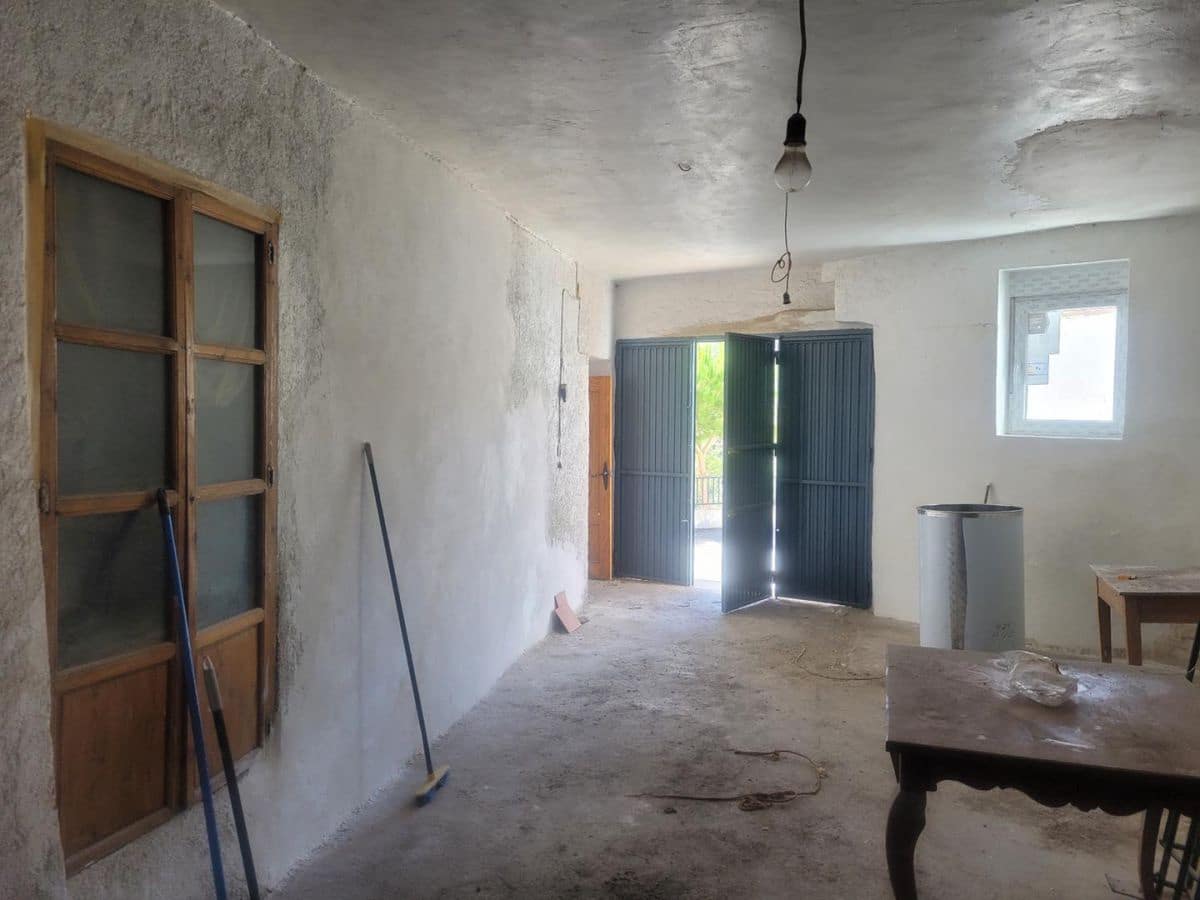 5 bedroom Townhouse for sale in Senes with garage - € 60,000 (Ref: 8392307)