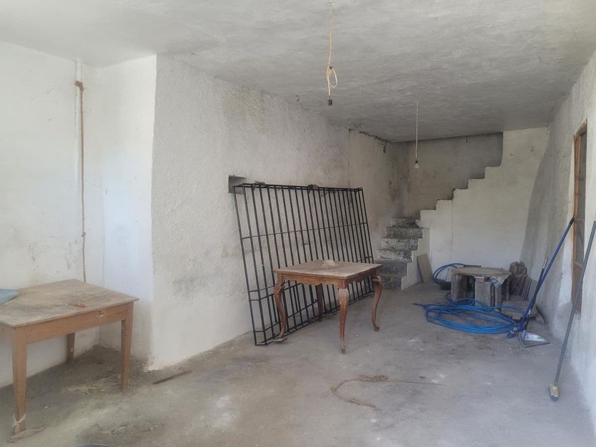 5 bedroom Townhouse for sale in Senes with garage - € 60,000 (Ref: 8392307)
