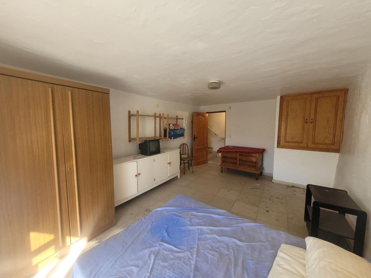 5 bedroom Townhouse for sale in Senes with garage - € 60,000 (Ref: 8392307)