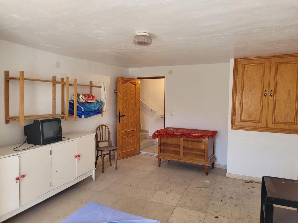 5 bedroom Townhouse for sale in Senes with garage - € 60,000 (Ref: 8392307)