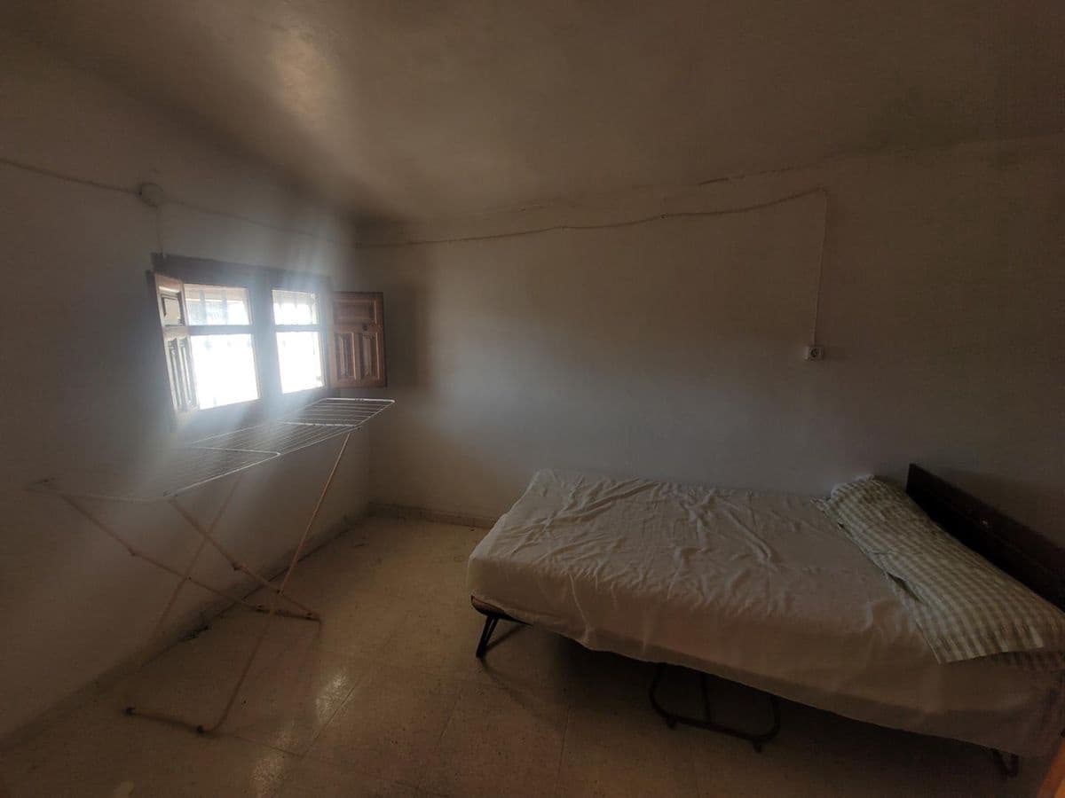 5 bedroom Townhouse for sale in Senes with garage - € 60,000 (Ref: 8392307)