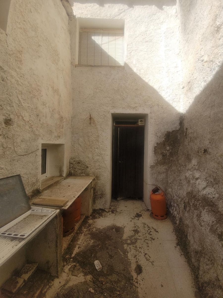 5 bedroom Townhouse for sale in Senes with garage - € 60,000 (Ref: 8392307)