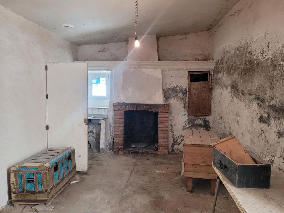 5 bedroom Townhouse for sale in Senes with garage - € 60,000 (Ref: 8392307)