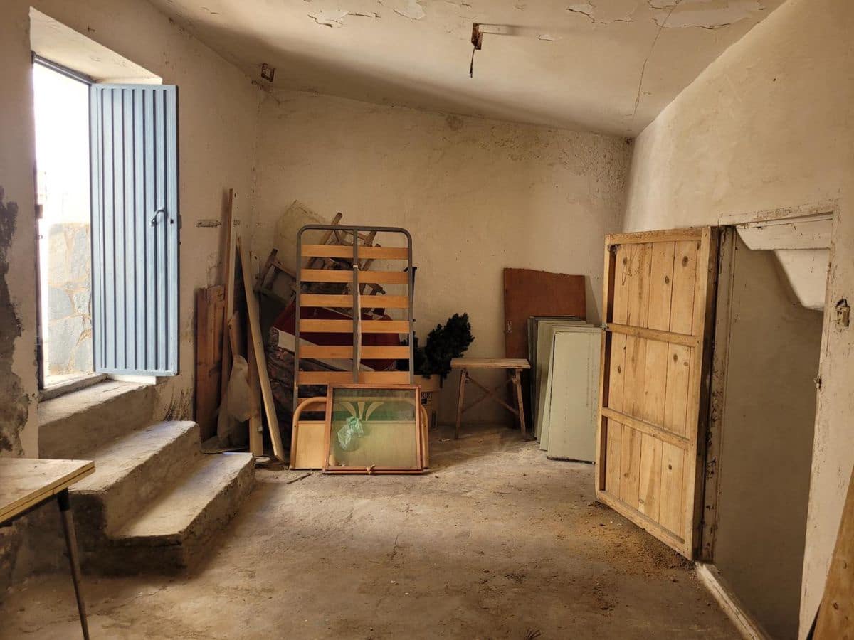 5 bedroom Townhouse for sale in Senes with garage - € 60,000 (Ref: 8392307)