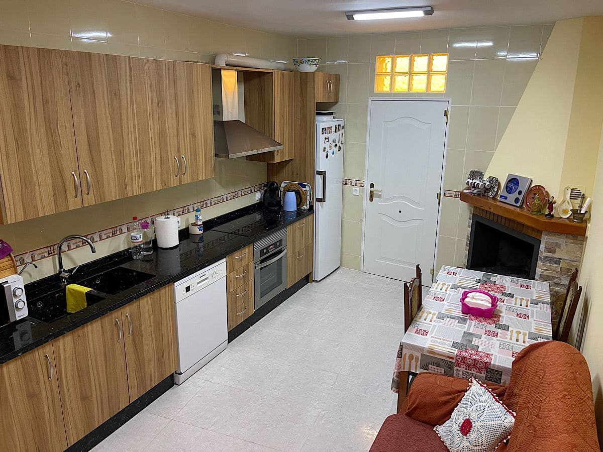 6 soveværelse Byhus til salg i Cariatiz - € 200.000 (Ref: 9176637)