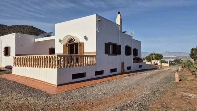 5 soveværelse Finca/Landehus til salg i El Cabo de Gata, Almería by med garage - € 459.000 (Ref: 9450103)