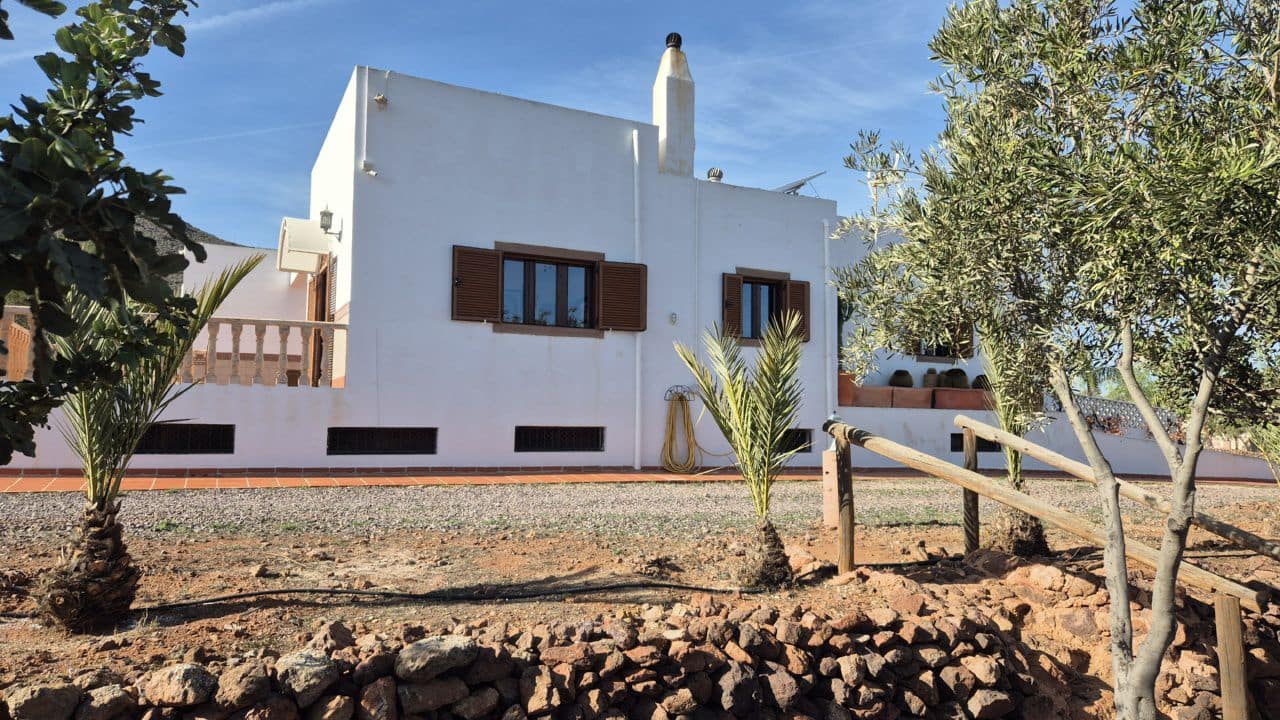 5 soveværelse Finca/Landehus til salg i El Cabo de Gata med garage - € 459.000 (Ref: 9450103)