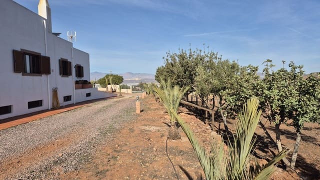 5 soveværelse Finca/Landehus til salg i El Cabo de Gata, Almería by med garage - € 459.000 (Ref: 9450103)