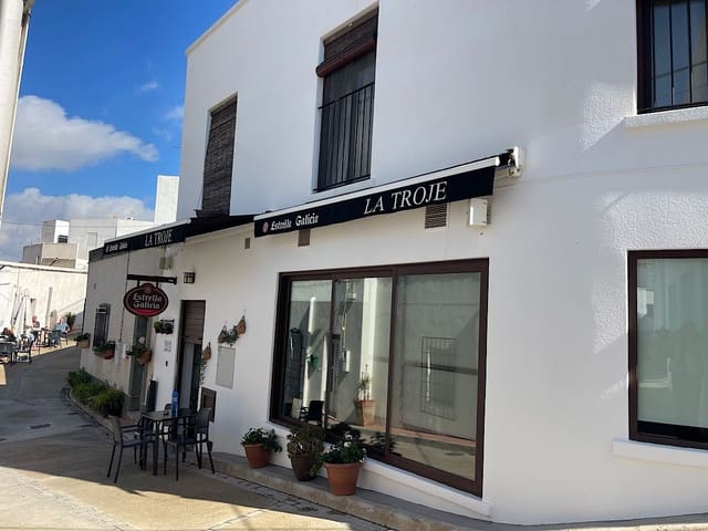 Hotel de 4 habitaciones en Lucainena de las Torres en venta - 370.000 € (Ref: 9729254)