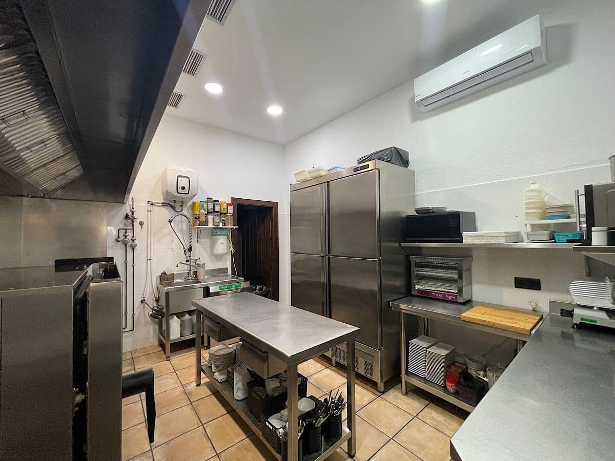 4 bedroom Hotel for sale in Lucainena de las Torres - € 370,000 (Ref: 9729254)