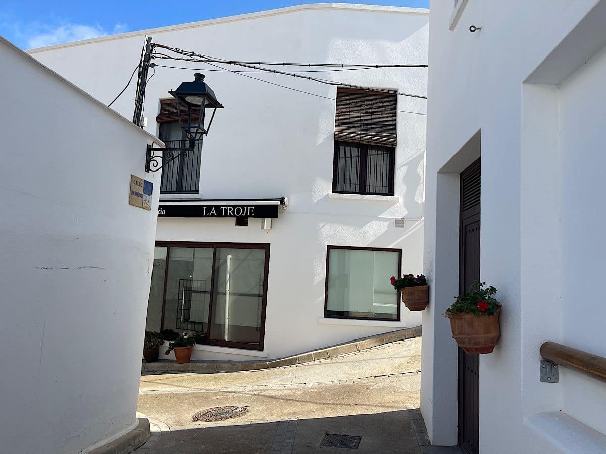 4 bedroom Hotel for sale in Lucainena de las Torres - € 370,000 (Ref: 9729254)