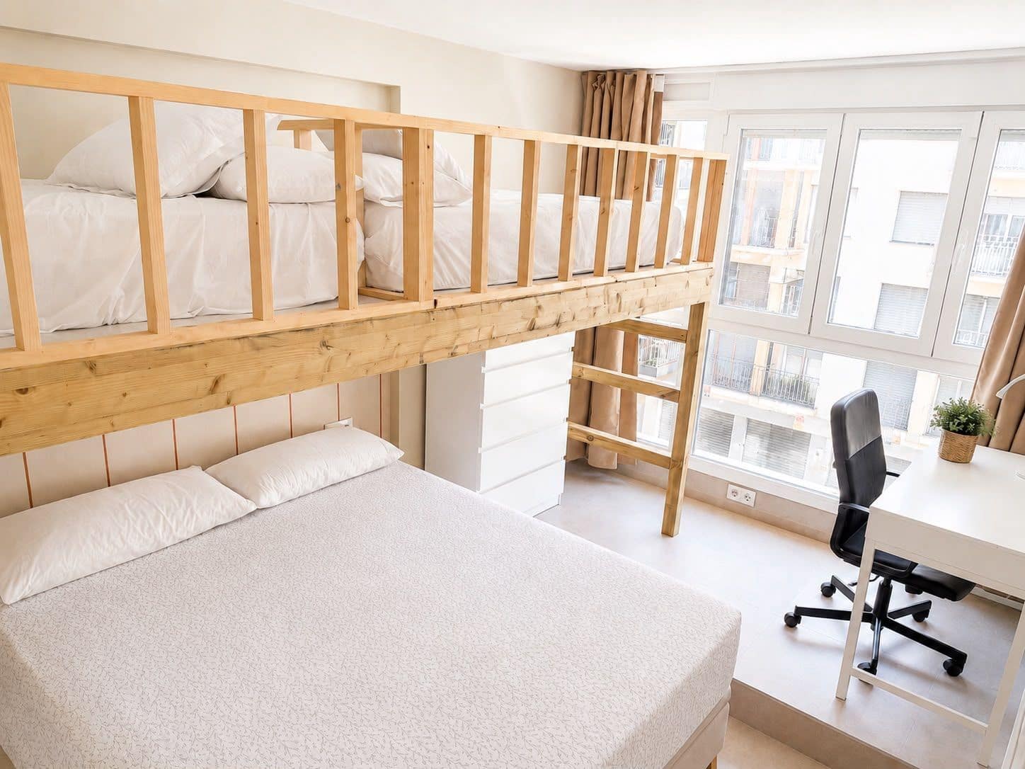 3 slaapkamer Flat te huur in Torre del Mar met zwembad - € 1.920 (Ref: 10004995)