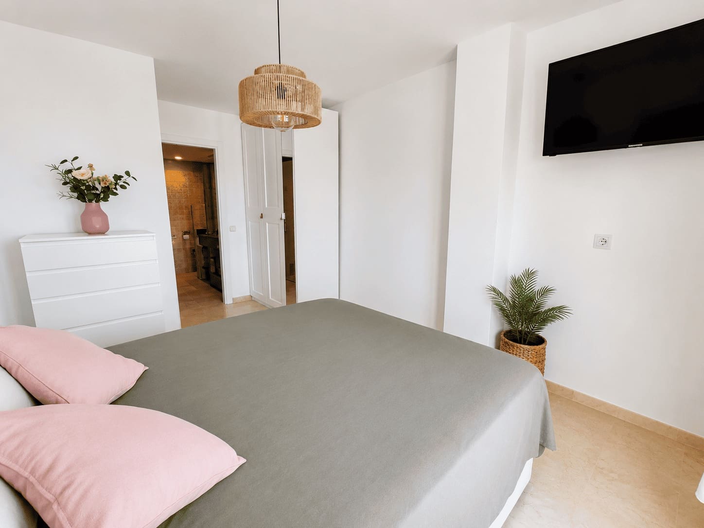 Appartement de 2 chambres à louer à Estepona avec garage - 1 800 € (Ref: 10026734)