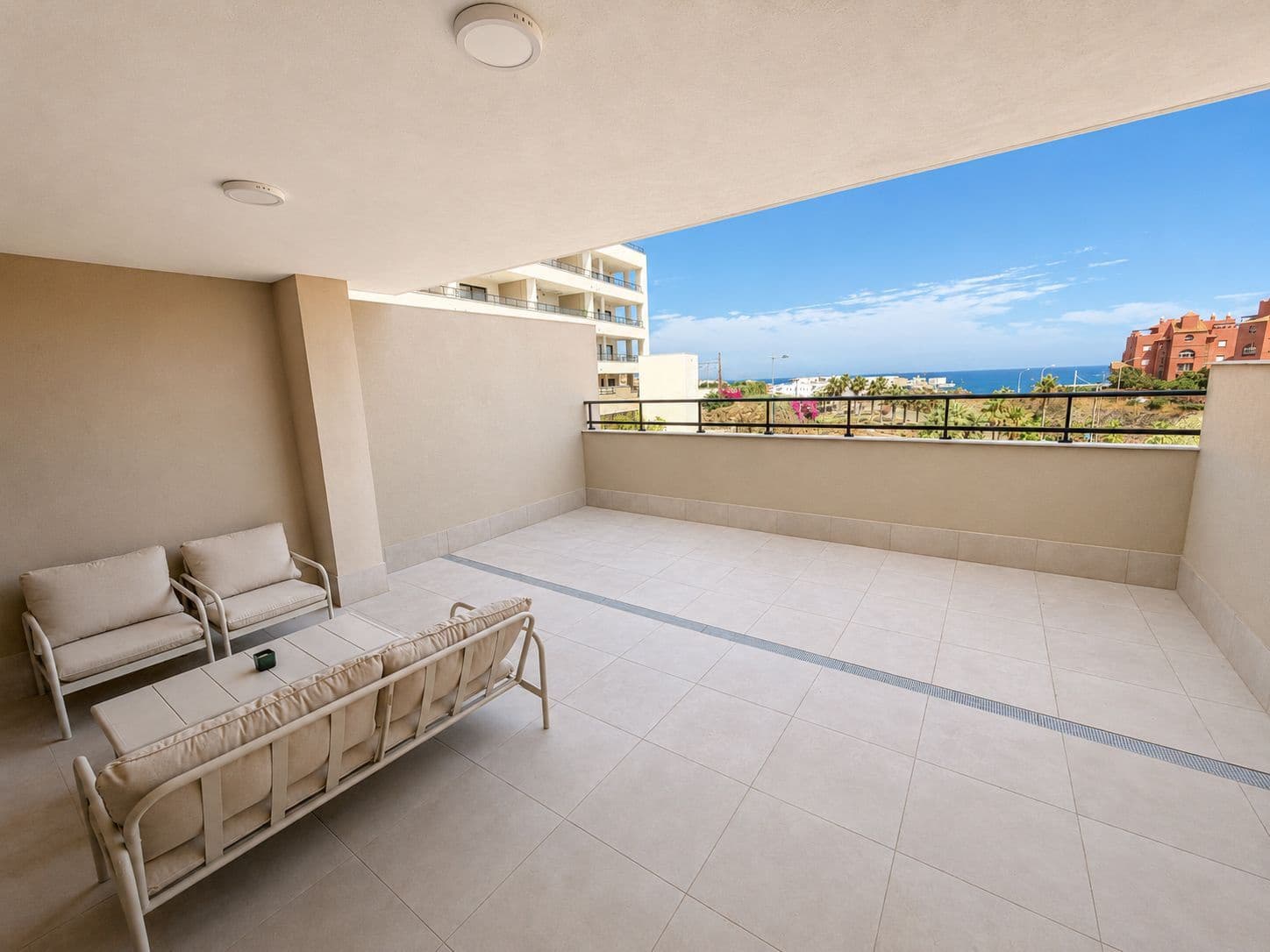 Appartement de 2 chambres à louer à Torrox-Costa avec piscine garage - 1 400 € (Ref: 10099655)