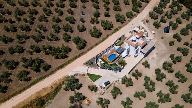 6 bedroom Villa for sale in Iznájar with pool garage - € 845,000 (Ref: 7479318)