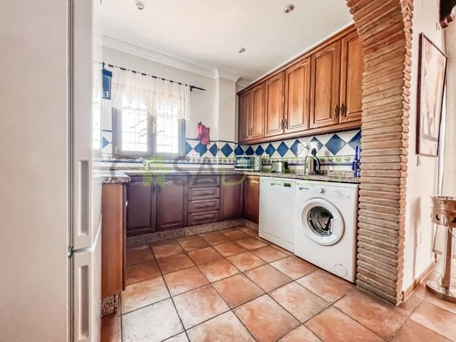 3 bedroom Villa for rent in Frigiliana with pool garage - € 1,650 (Ref: 7998802)