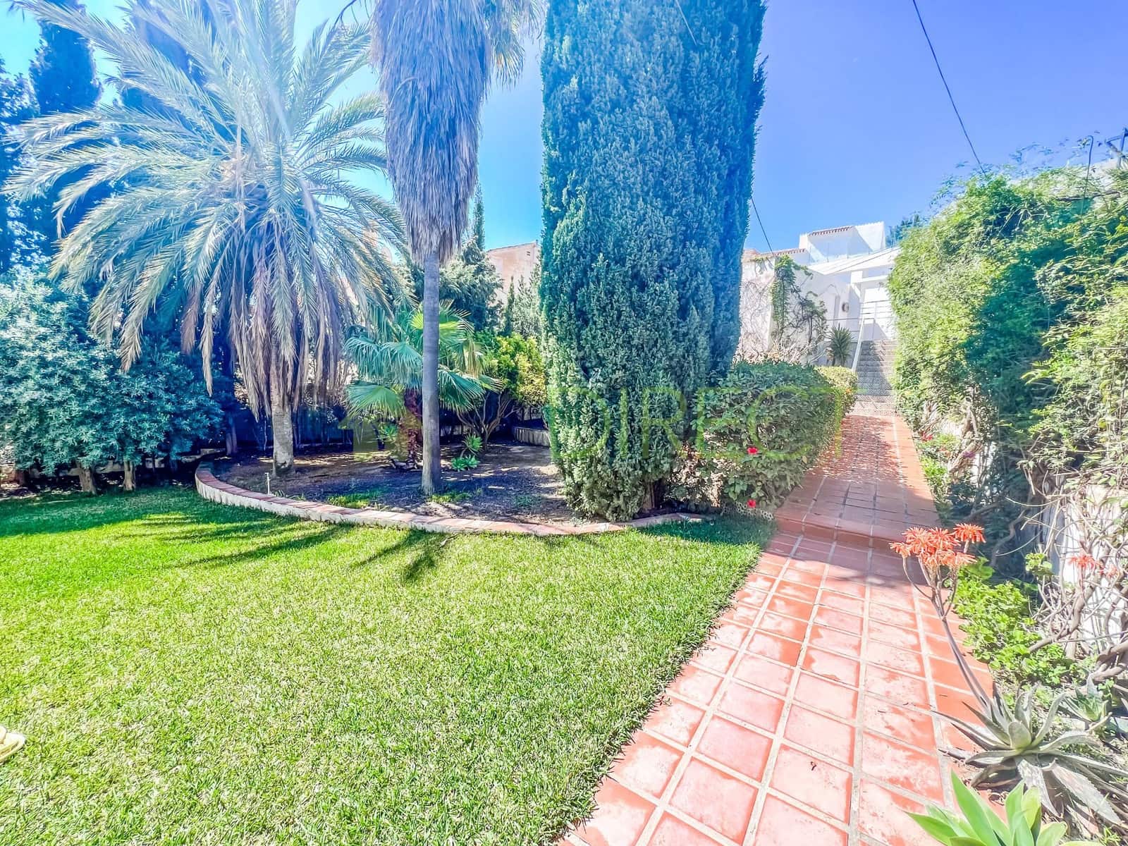 5 soveværelse Villa til leje i Salobrena med swimmingpool - € 1.500 (Ref: 8875509)