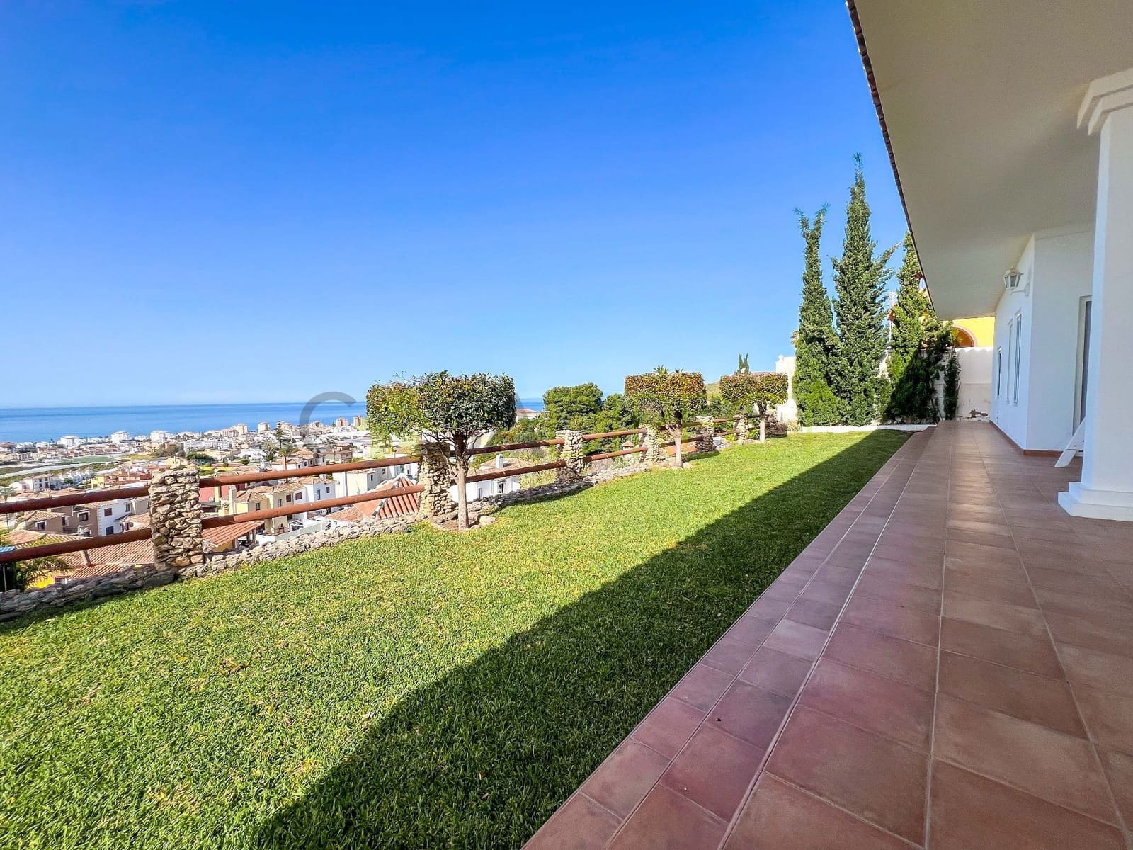 3 sypialnia Willa na sprzedaż w Torrox z basenem garażem - 675 000 € (Ref: 8951305)