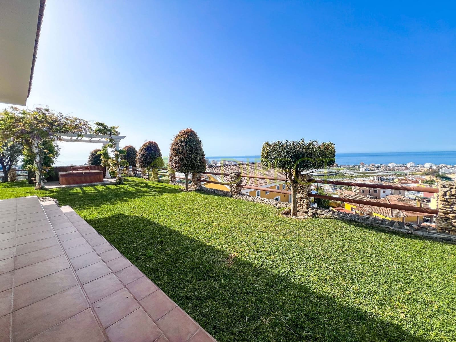 3 sypialnia Willa na sprzedaż w Torrox z basenem garażem - 675 000 € (Ref: 8951305)