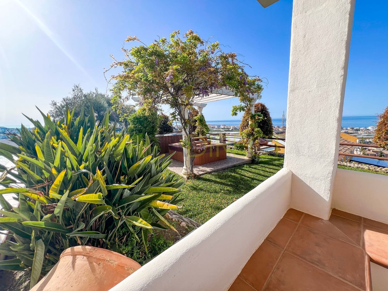 3 sypialnia Willa na sprzedaż w Torrox z basenem garażem - 675 000 € (Ref: 8951305)