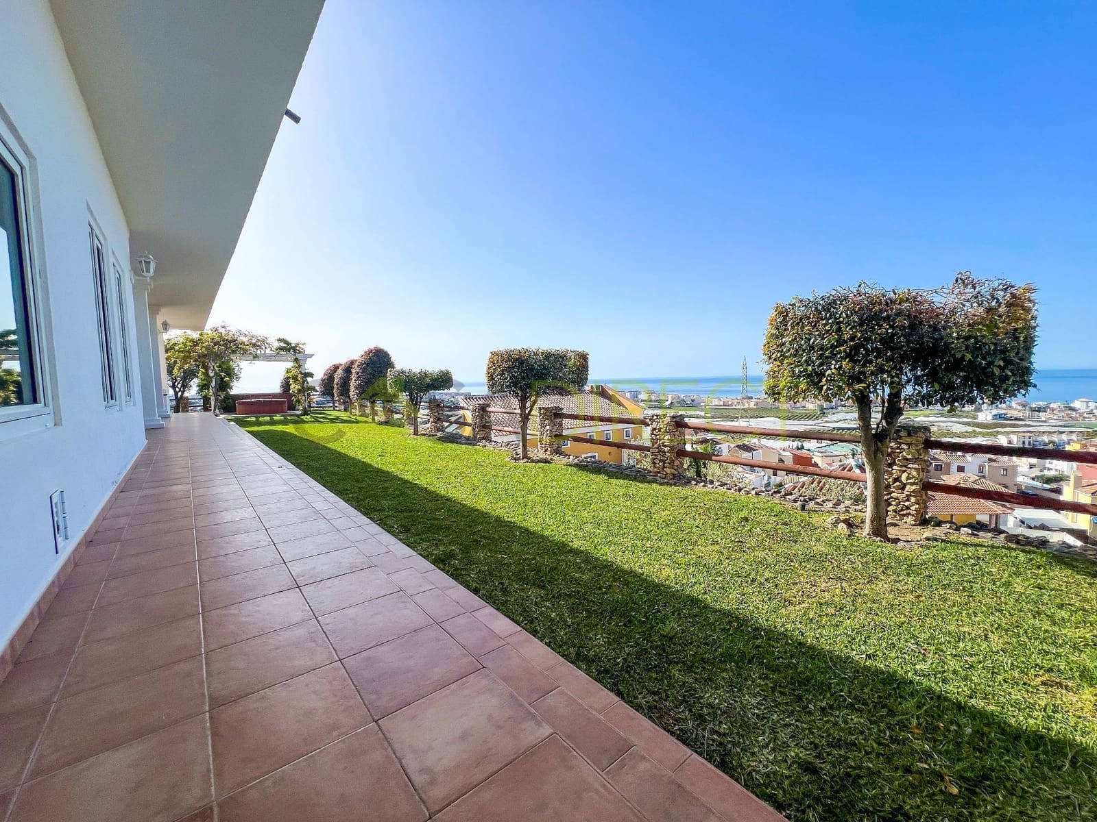 3 sypialnia Willa na sprzedaż w Torrox z basenem garażem - 675 000 € (Ref: 8951305)