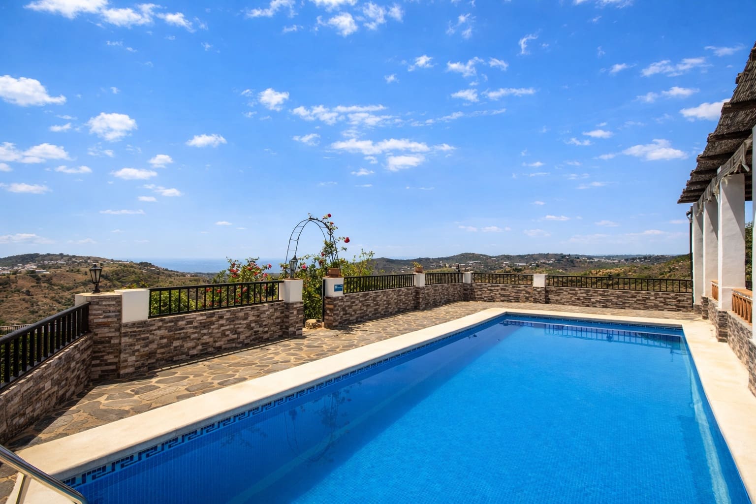 3 makuuhuone Huvila vuokrattavana paikassa Frigiliana mukana uima-altaan 
autotalli - 1 320 € (Ref: 9074861)