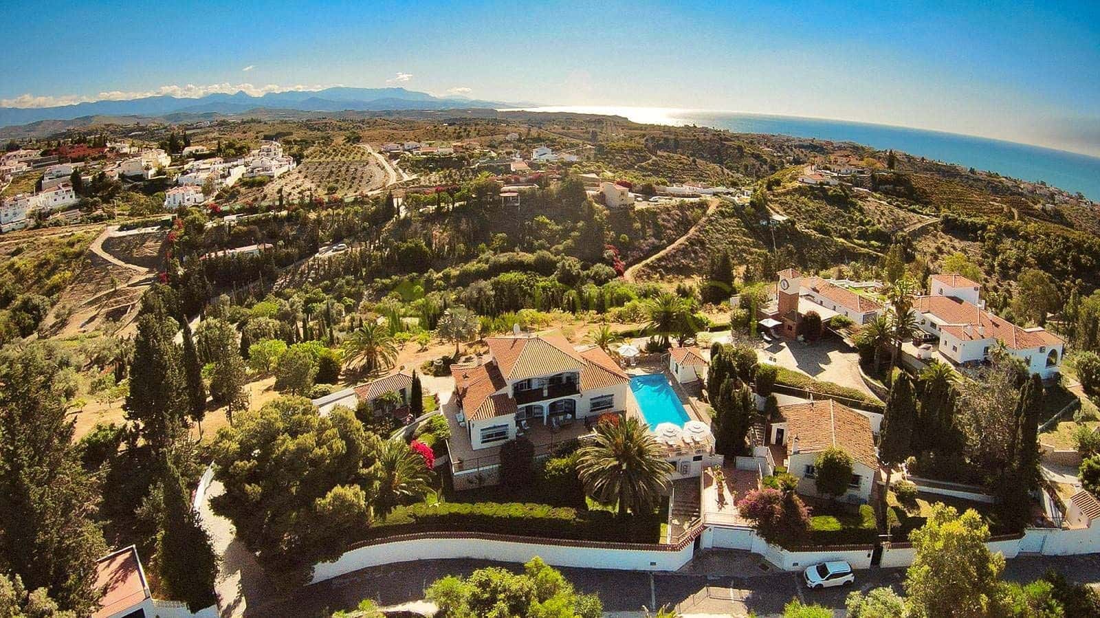 4 soveværelse Semi-Rækkehus til leje i Velez-Malaga med swimmingpool garage - € 3.840 (Ref: 9102717)