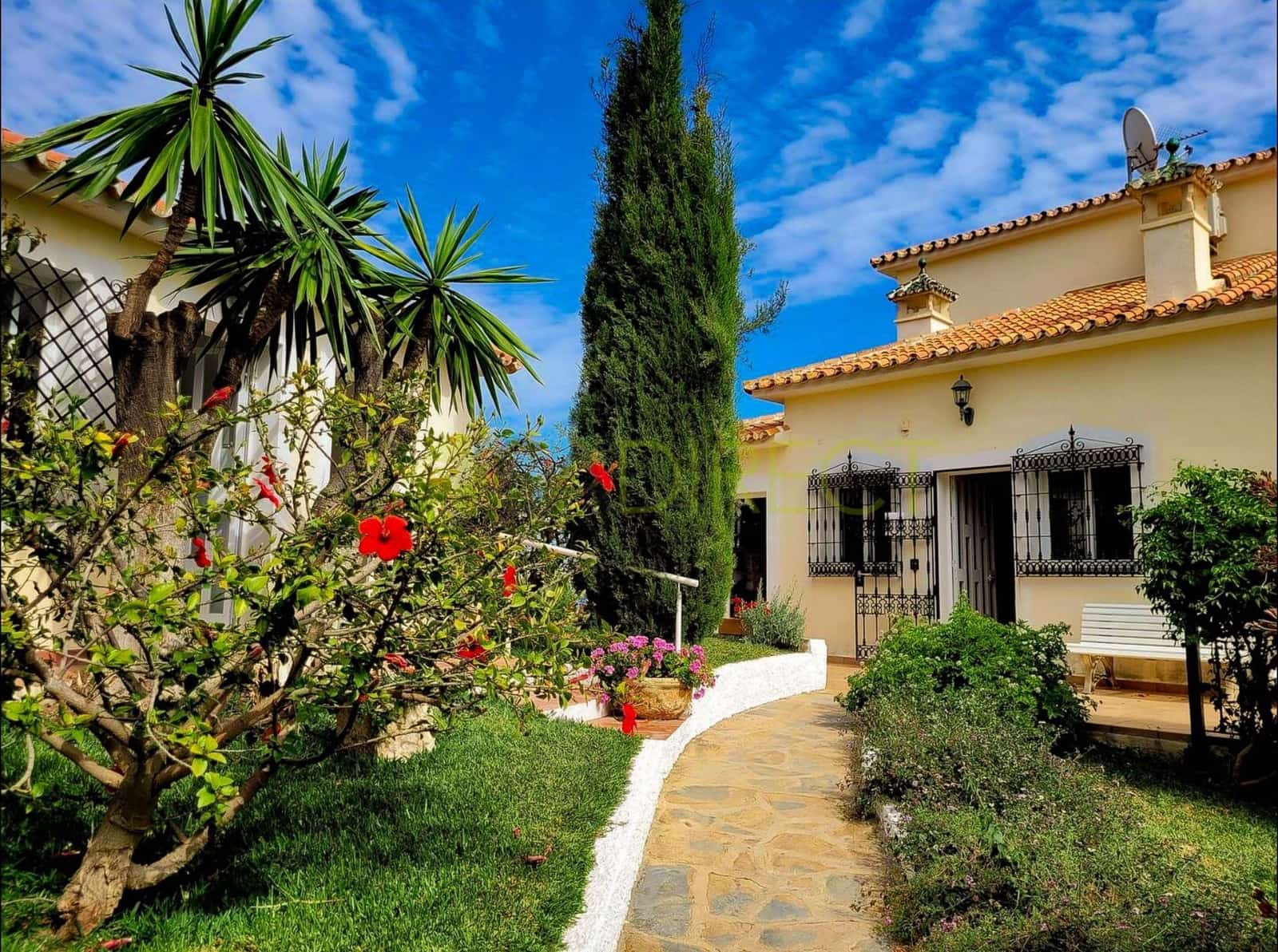 4 soveværelse Semi-Rækkehus til leje i Velez-Malaga med swimmingpool garage - € 3.840 (Ref: 9102717)