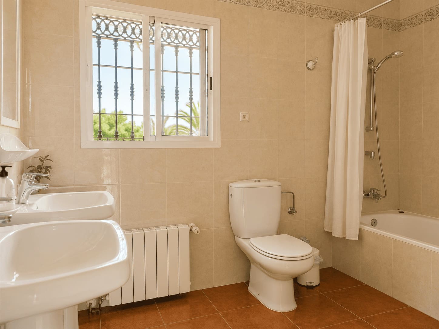 4 bedroom Semi-detached Villa for rent in Velez-Malaga with pool garage - € 4,440 (Ref: 9102717)