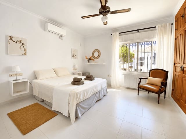 4 makuuhuone Paritalo vuokrattavana paikassa Vélez-Málaga mukana uima-altaan 
autotalli - 4 440 € (Ref: 9102717)