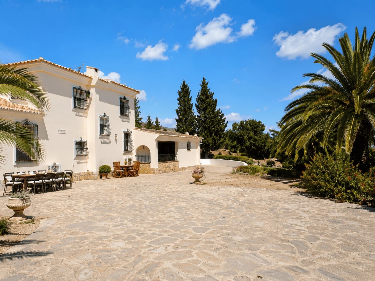 4 bedroom Semi-detached Villa for rent in Velez-Malaga with pool garage - € 4,440 (Ref: 9102717)