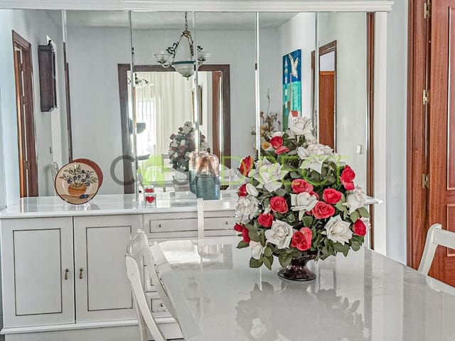 4 bedroom Villa for rent in Sayalonga - € 900 (Ref: 9146765)