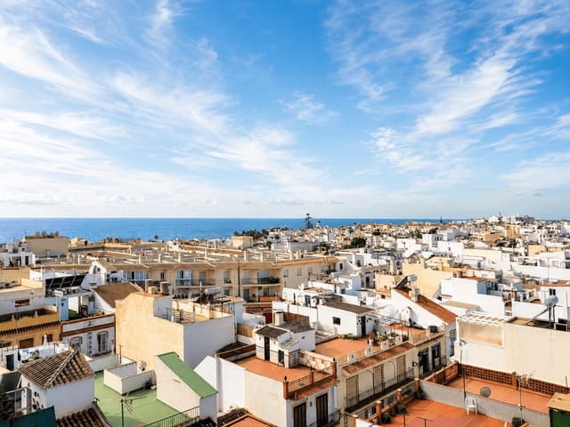 2 slaapkamer Flat te huur in Nerja met zwembad - € 960 (Ref: 9321478)