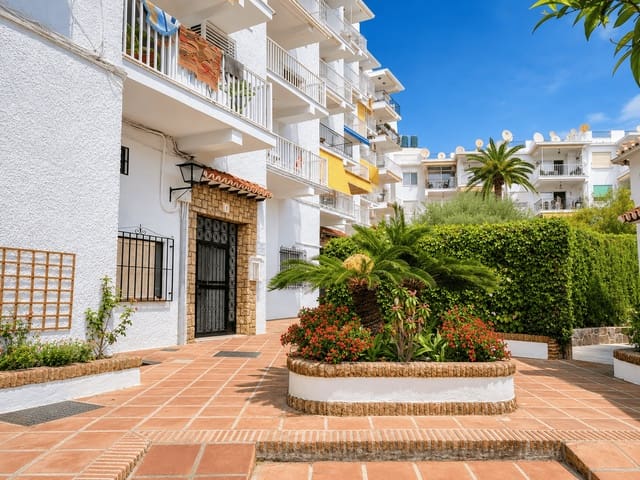 2 slaapkamer Flat te huur in Nerja met zwembad - € 960 (Ref: 9321478)