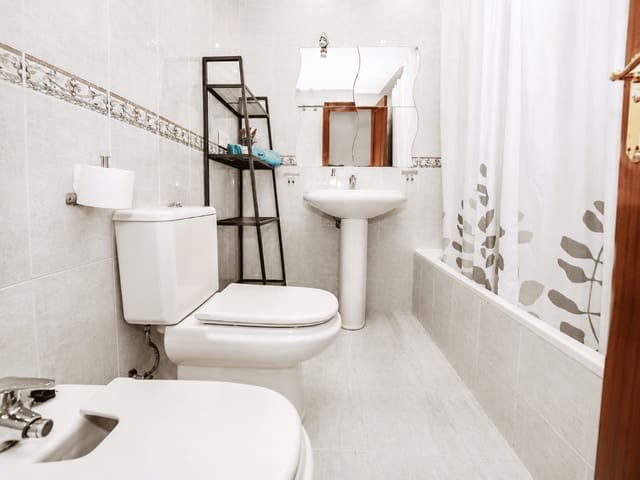 3 bedroom Flat for rent in La Herradura, Almuñécar - € 1,080 (Ref: 9451653)