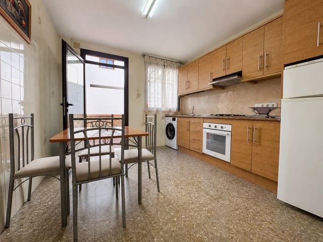 3 slaapkamer Halfvrijstaande villa te huur in Frigiliana - € 950 (Ref: 9523977)