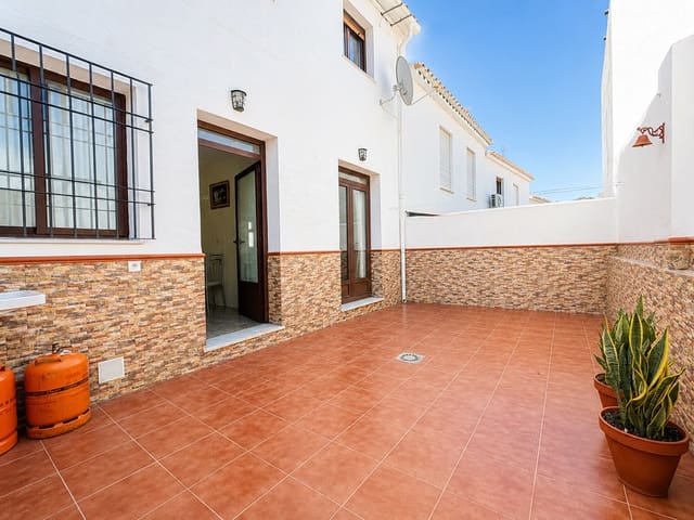 3 slaapkamer Halfvrijstaande villa te huur in Frigiliana - € 950 (Ref: 9523977)