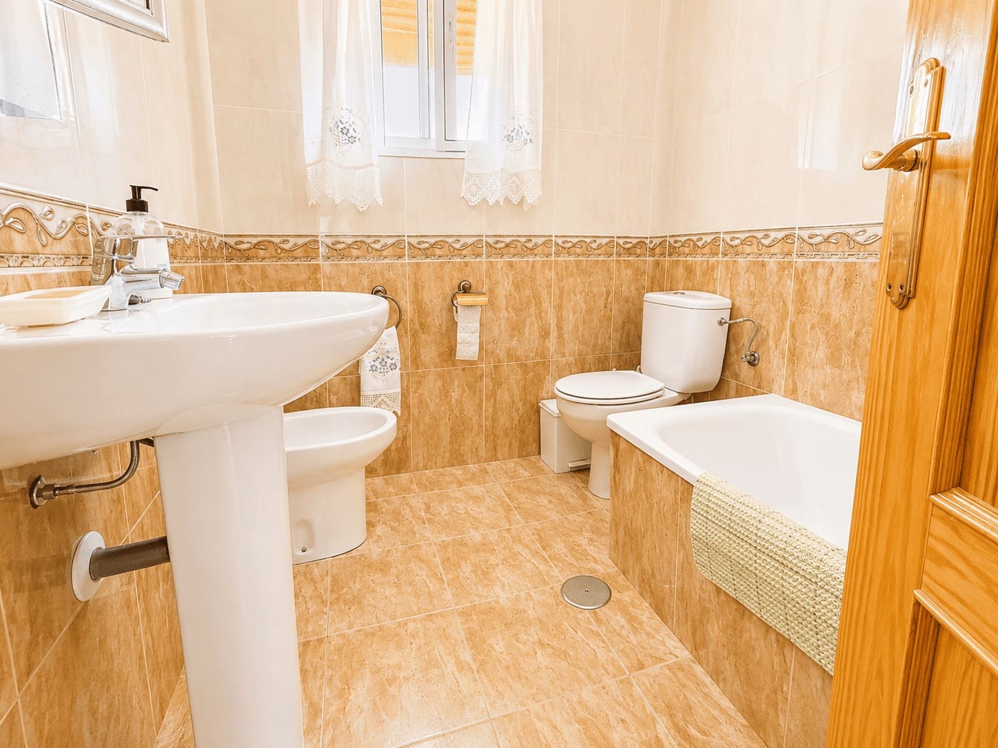 3 soveværelse Finca/Landehus til leje i Sayalonga med swimmingpool garage - € 1.150 (Ref: 9560917)