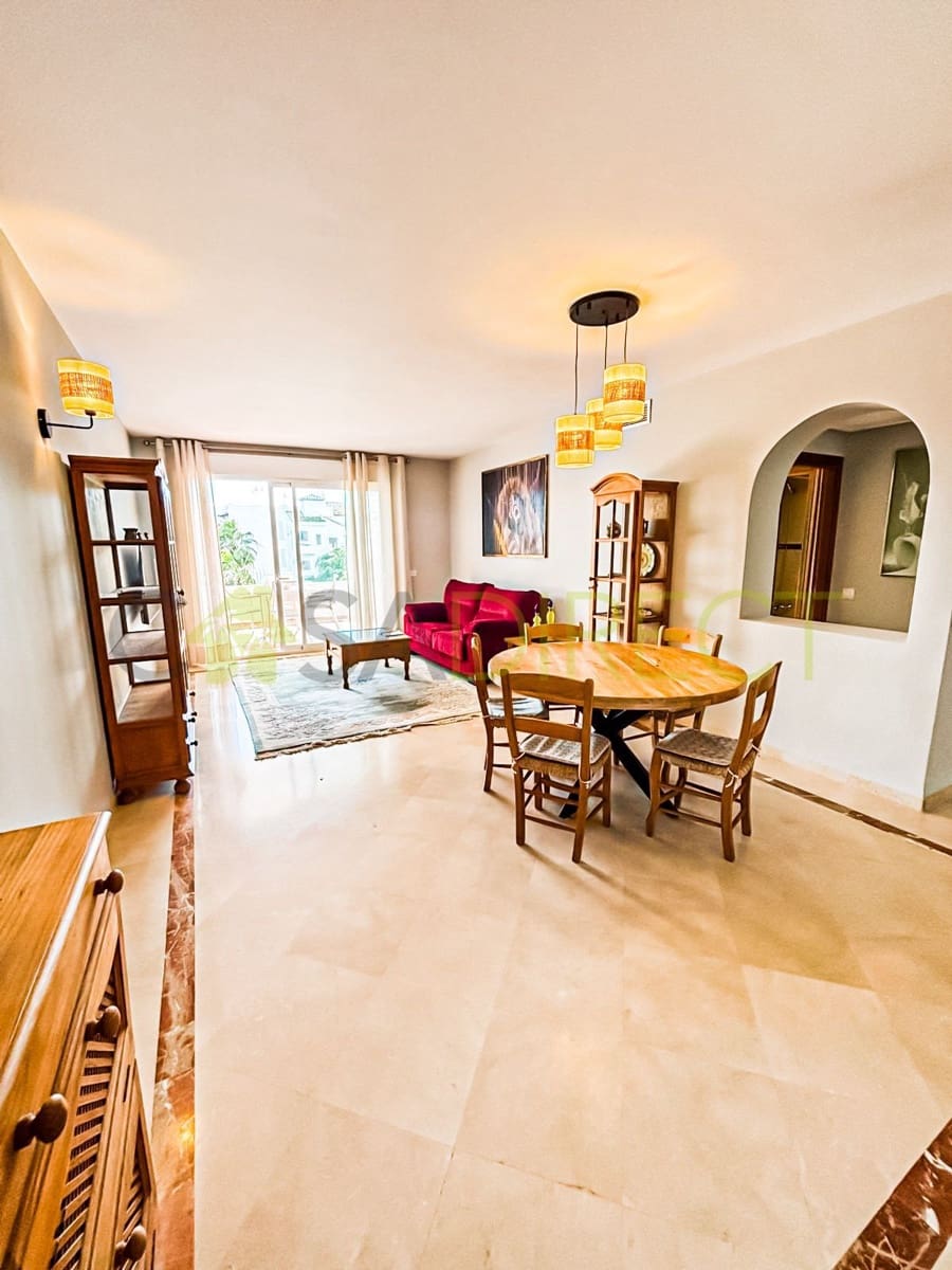 Piso de 2 habitaciones en Estepona en alquiler con piscina garaje - 1.950 € (Ref: 9601034)