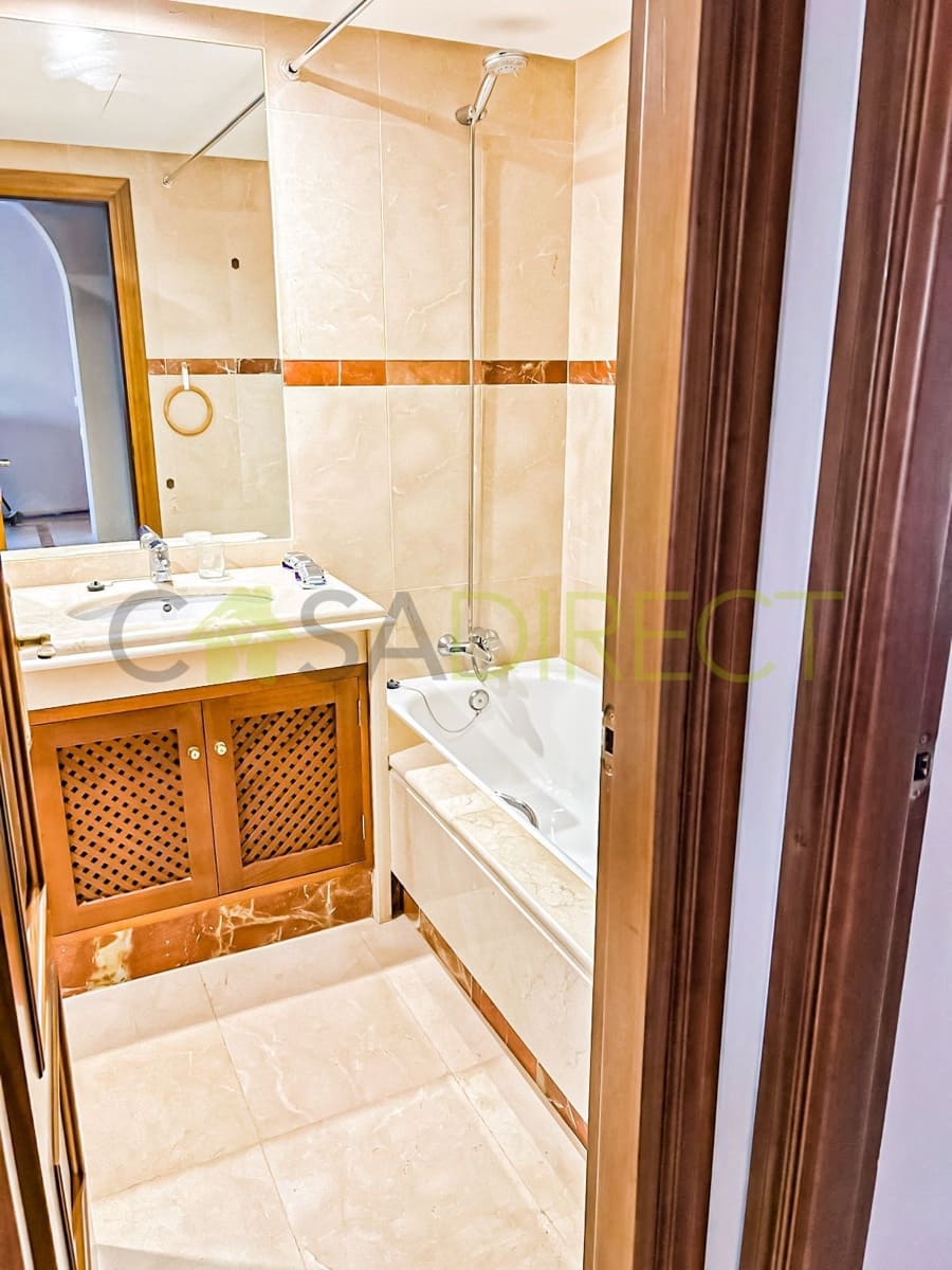 Piso de 2 habitaciones en Estepona en alquiler con piscina garaje - 1.950 € (Ref: 9601034)